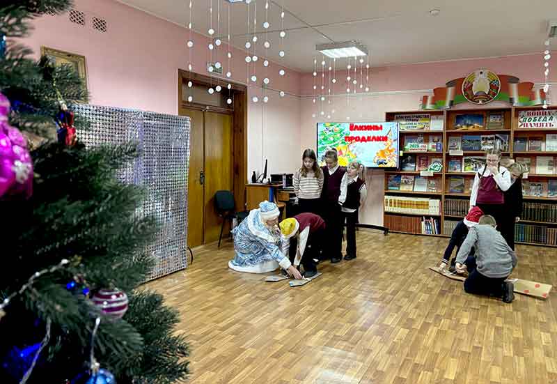 В Климовичах библиотекари устроили новогоднее представление для школьников