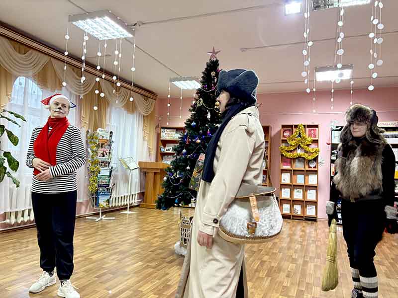 В Климовичах библиотекари устроили новогоднее представление для школьников
