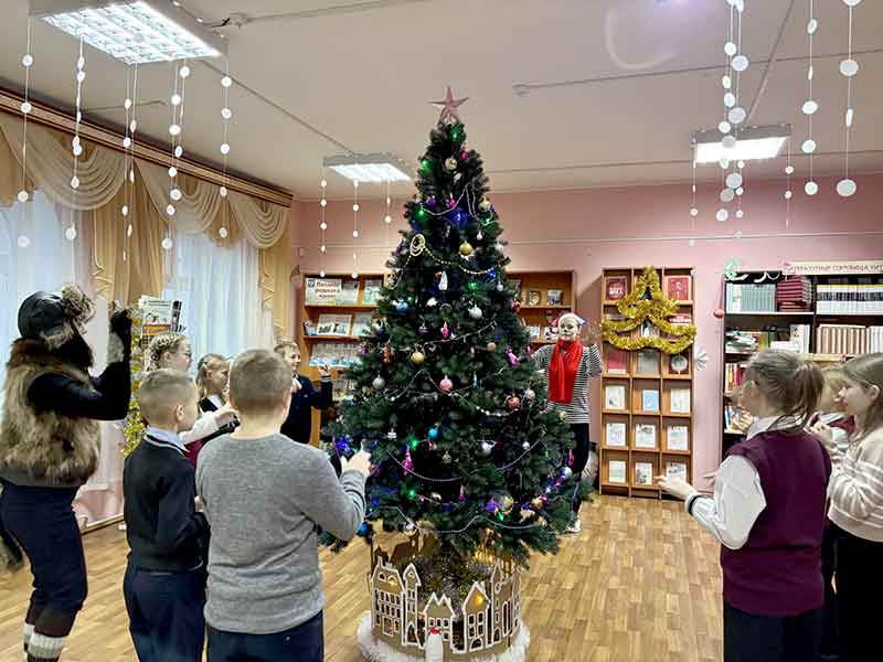 В Климовичах библиотекари устроили новогоднее представление для школьников