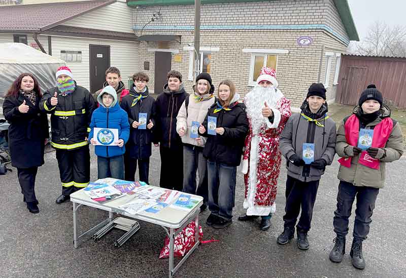 Два Деда Мороза на рынке Климовичей провели акцию "Безопасный Новый год!"
