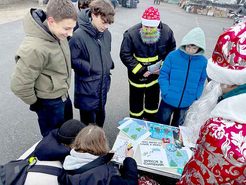 Два Деда Мороза на рынке Климовичей провели акцию "Безопасный Новый год!"