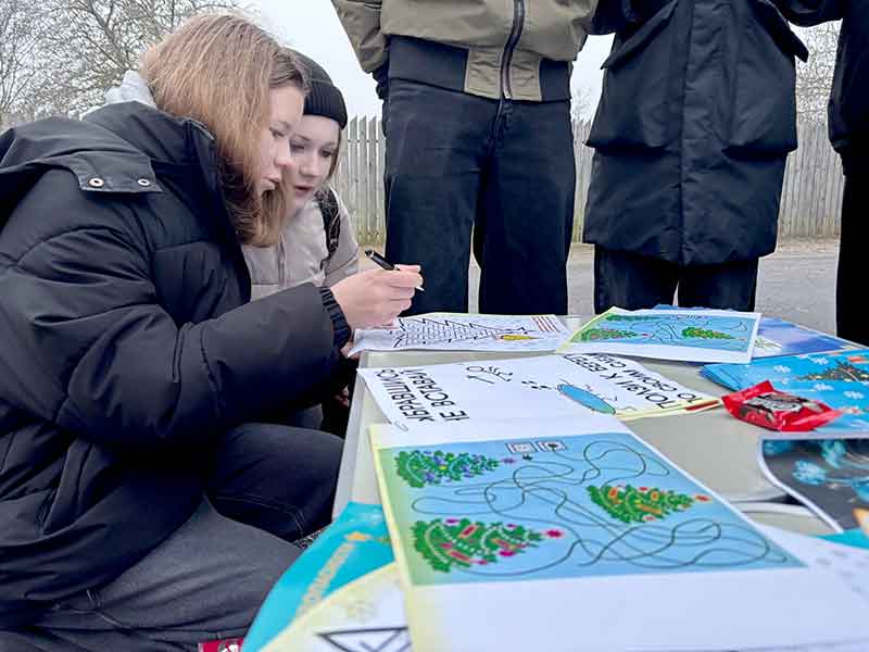 Два Деда Мороза на рынке Климовичей провели акцию "Безопасный Новый год!"