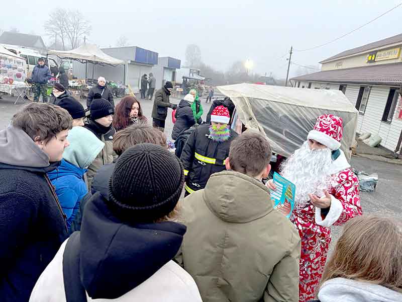 Два Деда Мороза на рынке Климовичей провели акцию "Безопасный Новый год!"