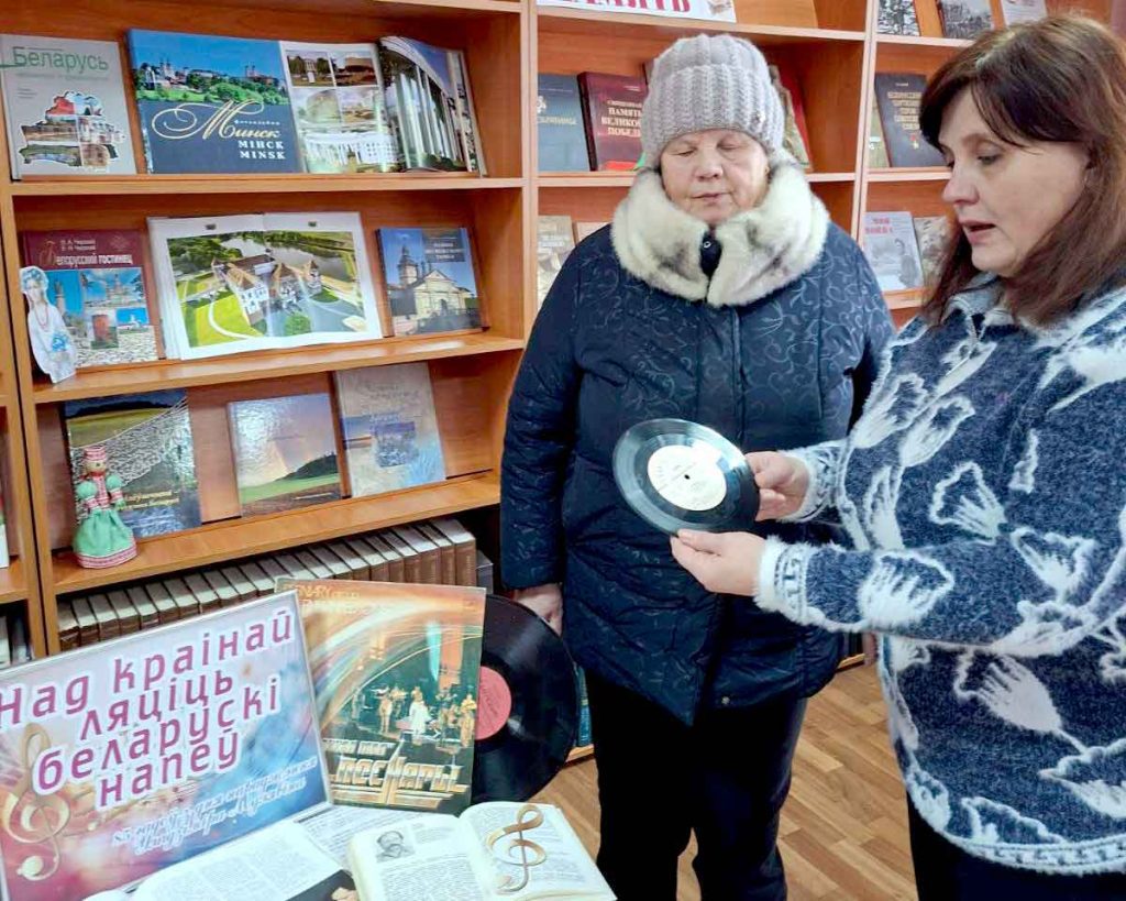 «Ноты судьбы» Владимира Мулявина: в Климовичах открылась выставка к 85-летию песняра