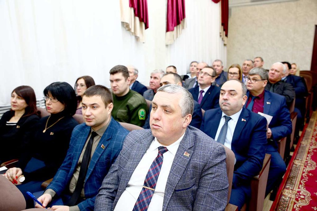 Виктор Пугач провел аппаратное совещание с активом Климовичского района