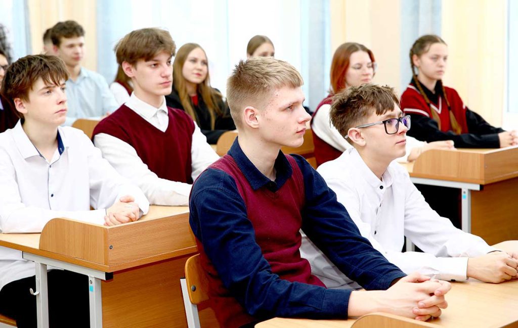 Глава района Виктор Пугач встретился с учащимися средней школы № 1 г. Климовичи