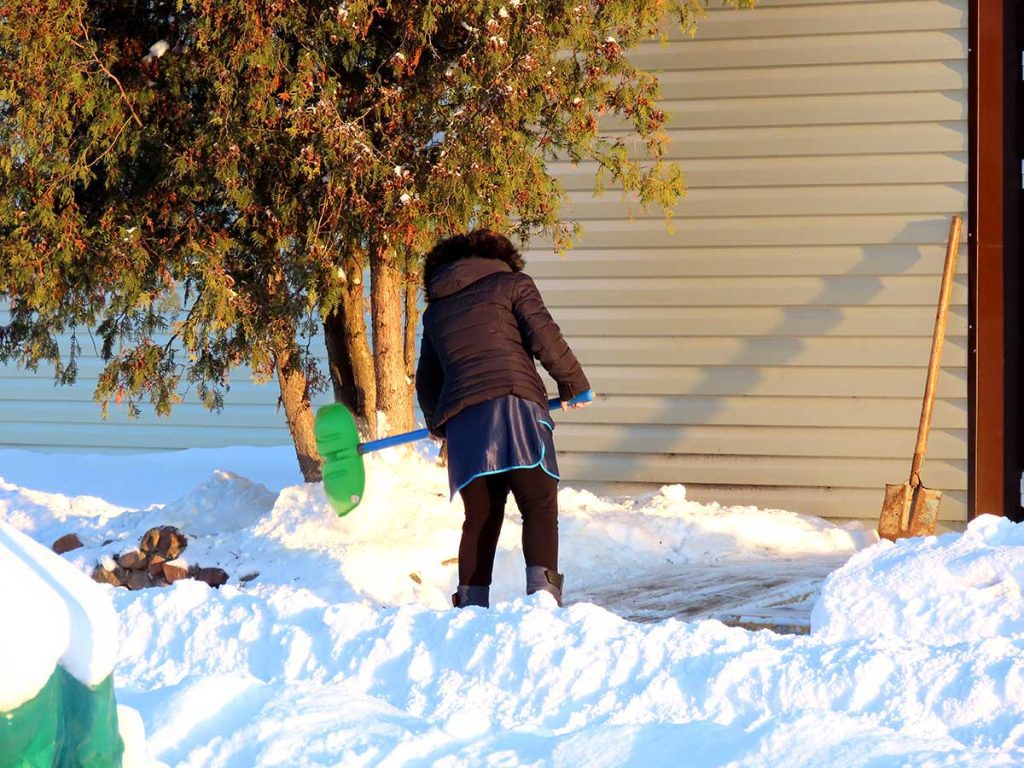 Снегопады в начале 2026 года: как на Климовщине справляются с уборкой территорий