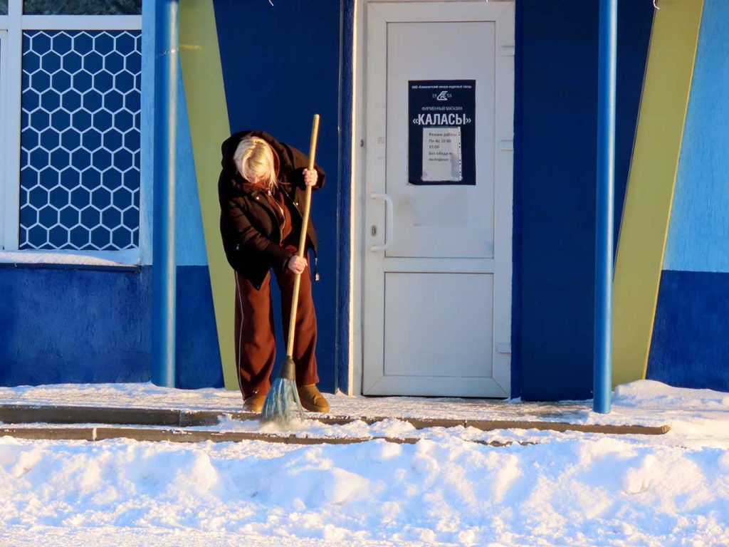 Снегопады в начале 2026 года: как на Климовщине справляются с уборкой территорий