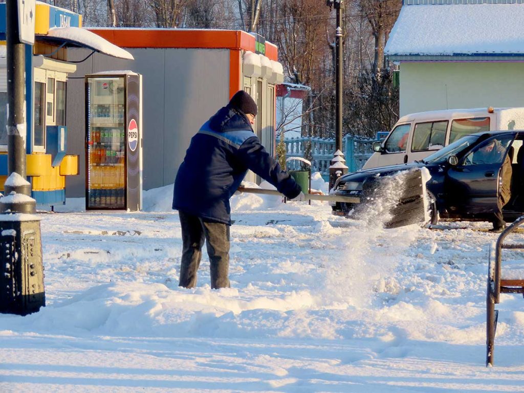Снегопады в начале 2026 года: как на Климовщине справляются с уборкой территорий