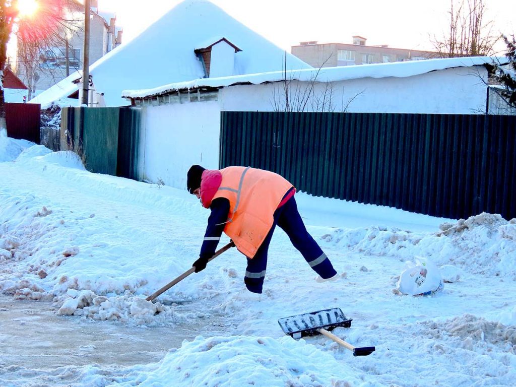 Снегопады в начале 2026 года: как на Климовщине справляются с уборкой территорий