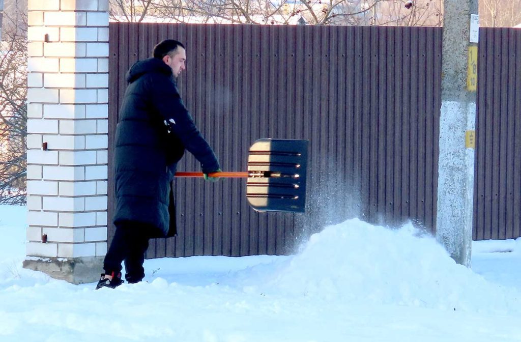 Снегопады в начале 2026 года: как на Климовщине справляются с уборкой территорий