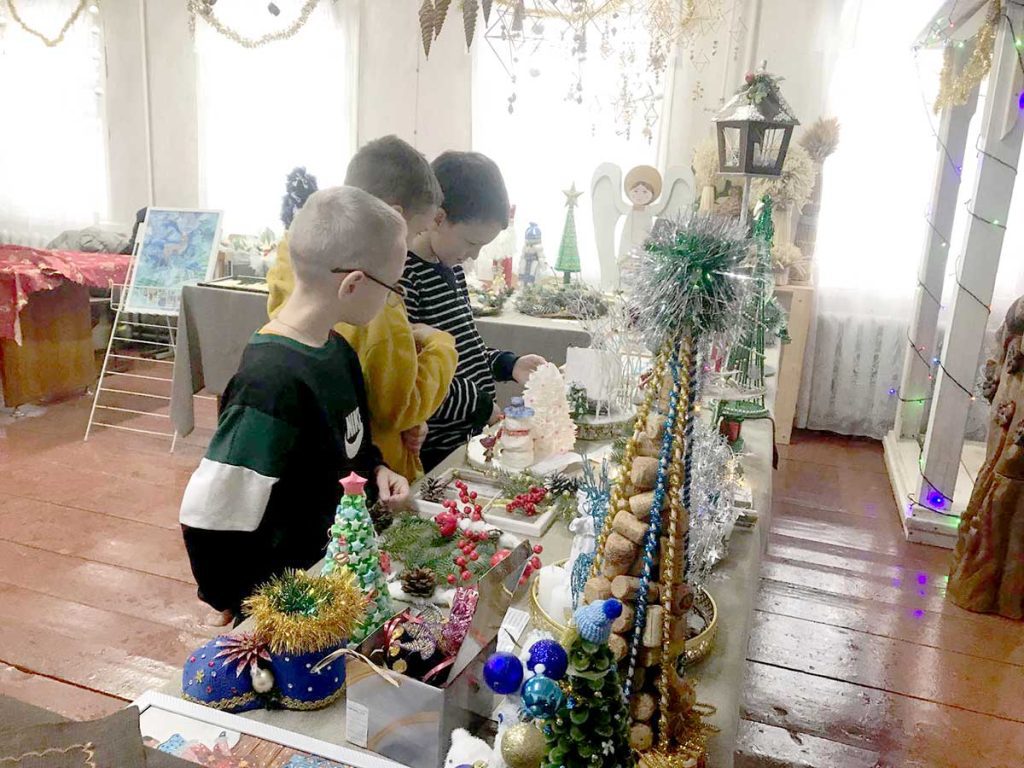 Выставку «Зимняя фантазия» посетили ребята из пришкольного лагеря «Радуга»