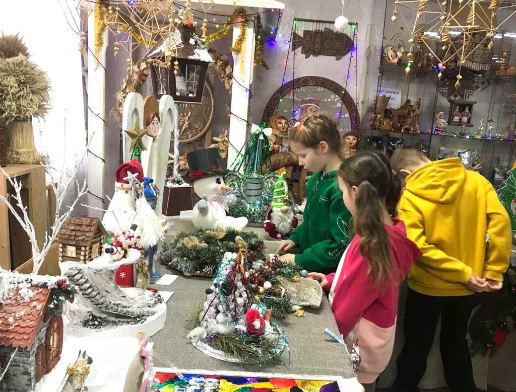 Выставку «Зимняя фантазия» посетили ребята из пришкольного лагеря «Радуга»