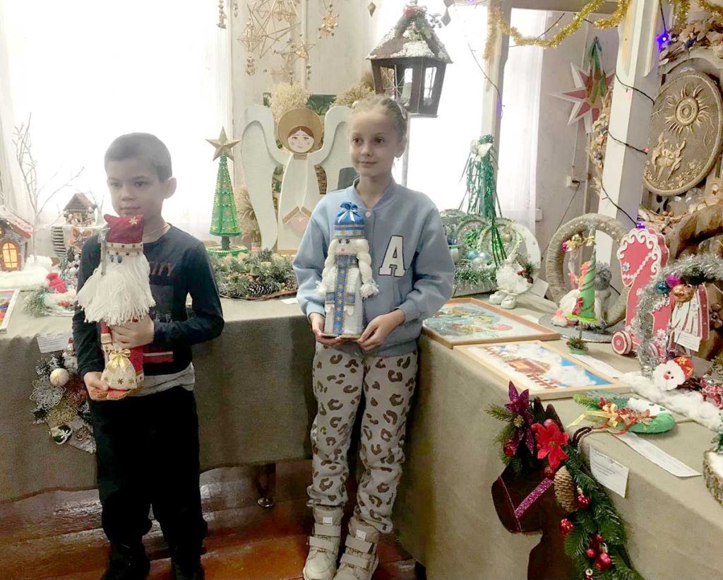 Выставку «Зимняя фантазия» посетили ребята из пришкольного лагеря «Радуга»