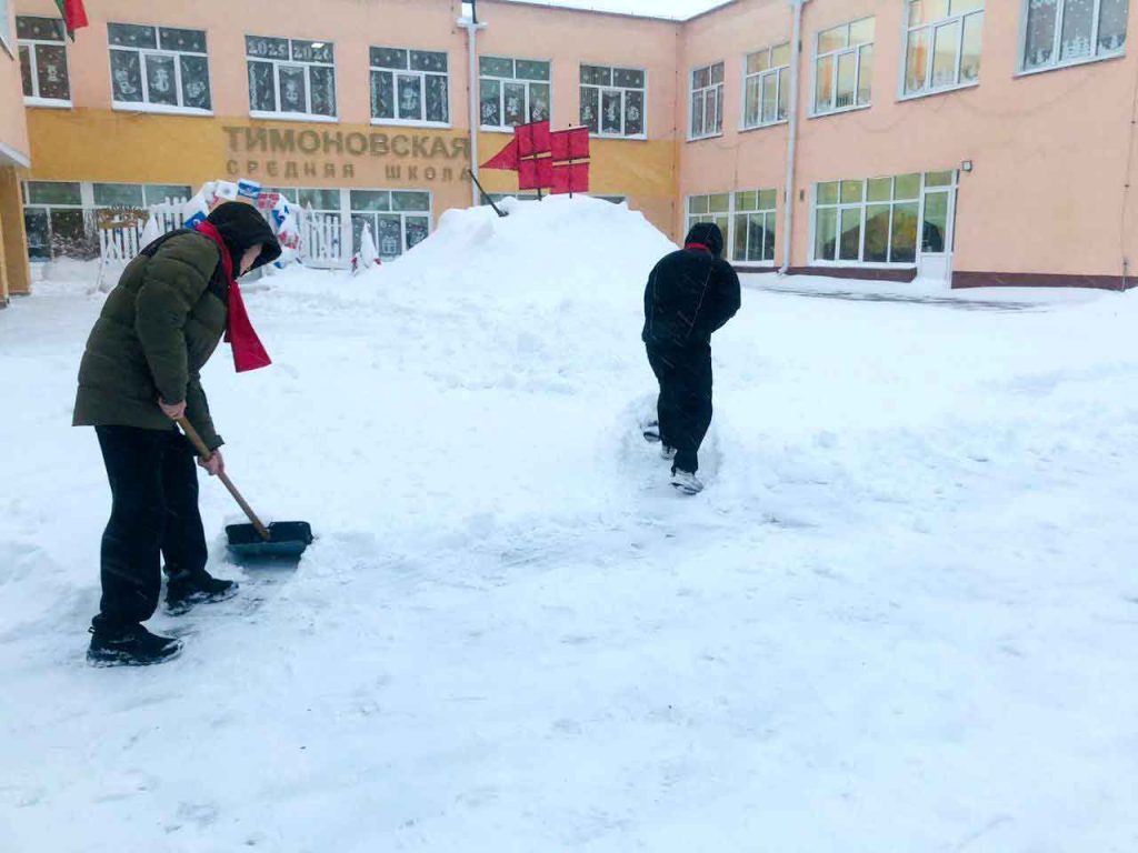 Циклон Улли в Климовичах: волонтеры БРСМ очищают дворы от снега