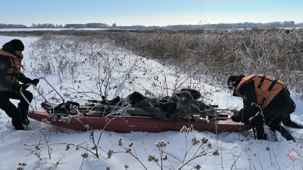 Работники МЧС эвакуировали из снежного поля замерзающую пенсионерку