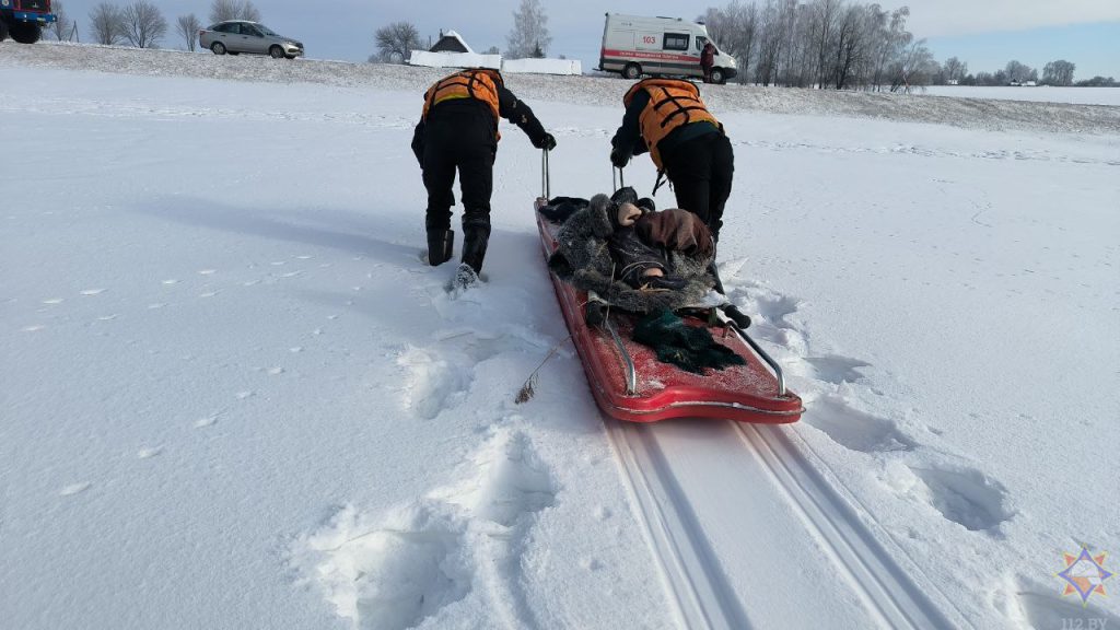 Работники МЧС эвакуировали из снежного поля замерзающую пенсионерку