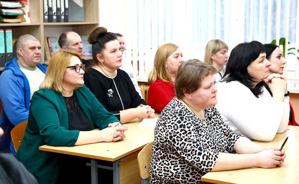 Председатель Климовичского райисполкома Виктор Пугач провел встречу в Роднянской средней школе