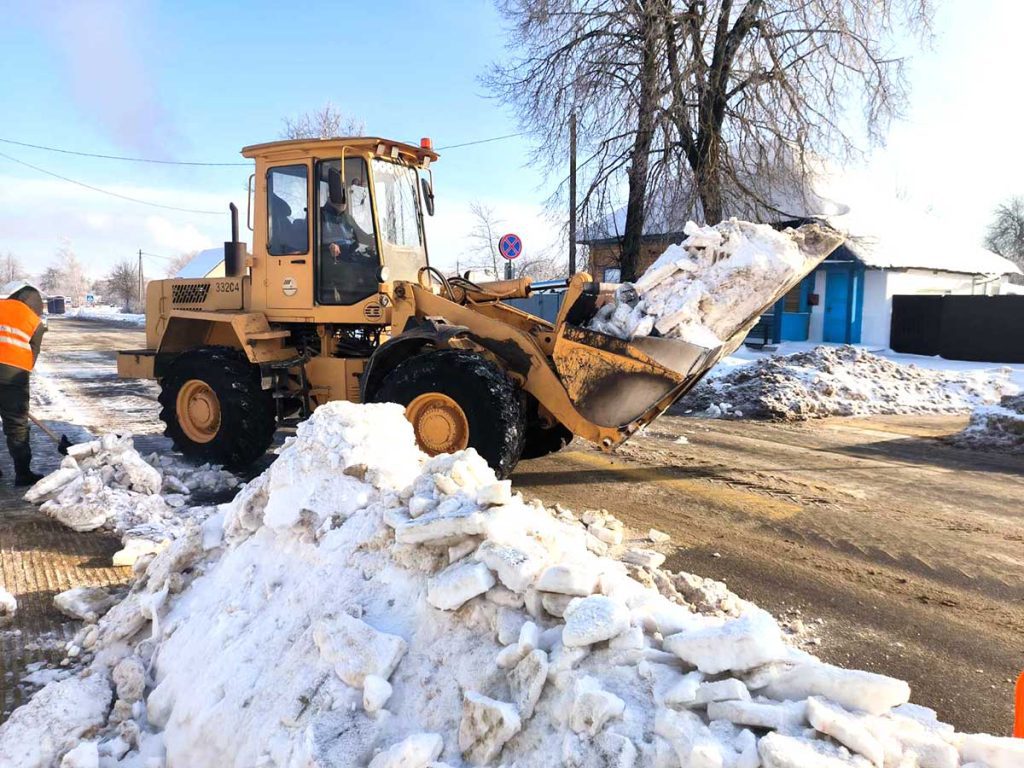 Климовичские коммунальщики очищают улицы города от снега