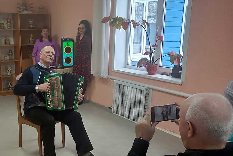 "Неунывающие сердца" подарили климовчанам праздничный концерт