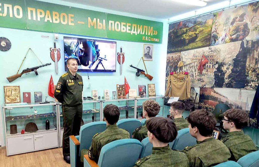 В Климовичском аграрном колледже встретились участники военно-патриотического клуба «За Родину!»