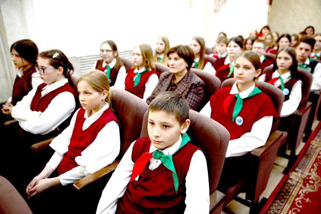 «Мы — граждане Беларуси!»: юным климовчанам вручили паспорта в преддверии Дня Конституции