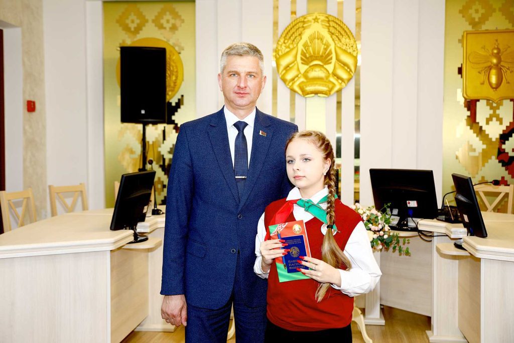 «Мы — граждане Беларуси!»: юным климовчанам вручили паспорта в преддверии Дня Конституции