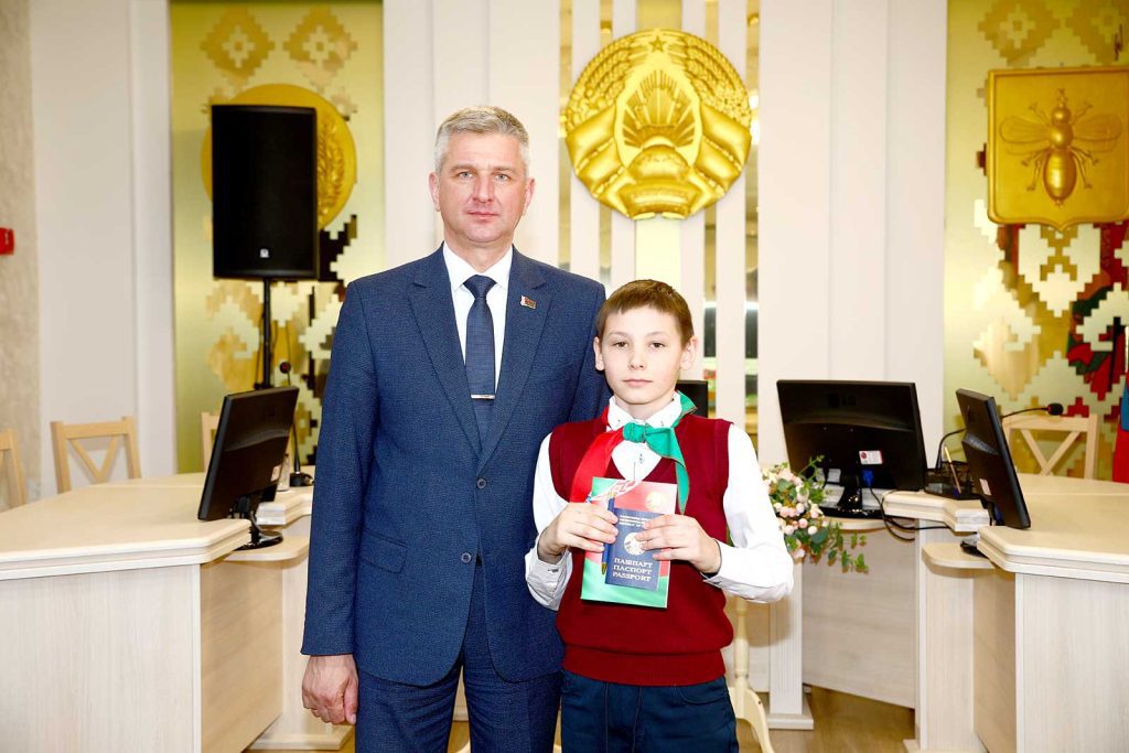 «Мы — граждане Беларуси!»: юным климовчанам вручили паспорта в преддверии Дня Конституции