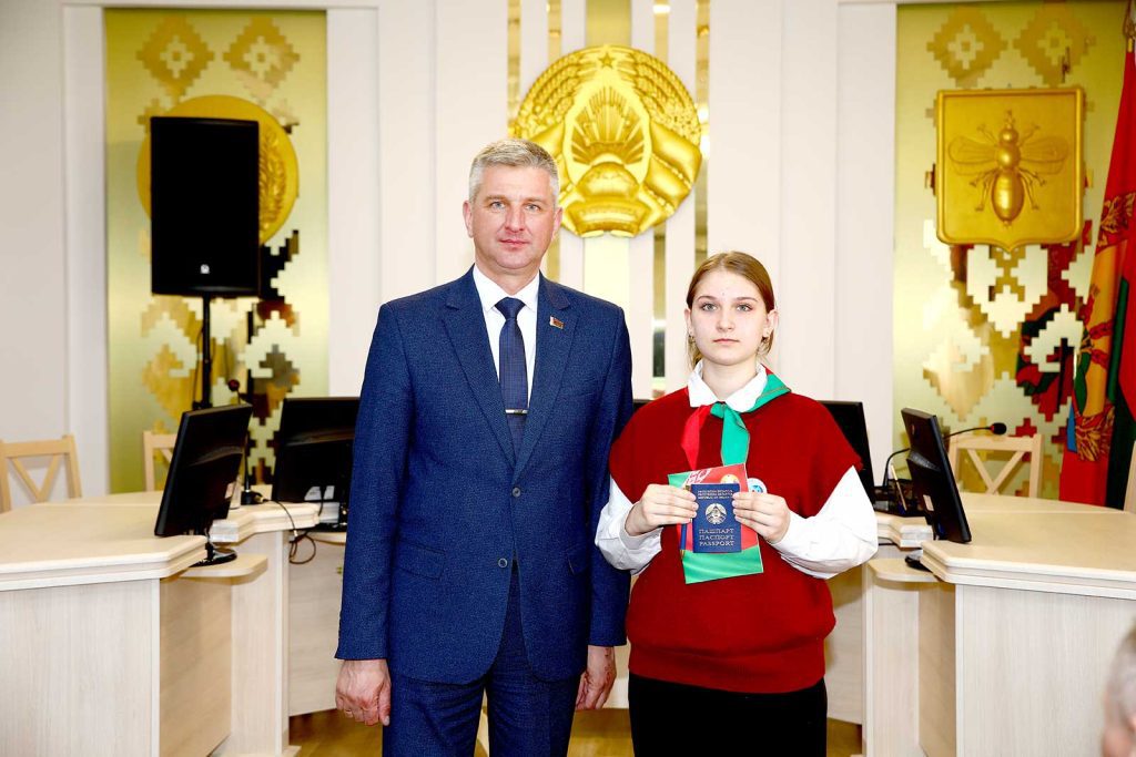 «Мы — граждане Беларуси!»: юным климовчанам вручили паспорта в преддверии Дня Конституции