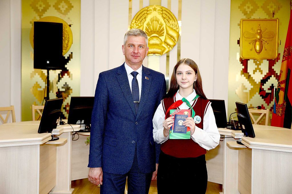 «Мы — граждане Беларуси!»: юным климовчанам вручили паспорта в преддверии Дня Конституции