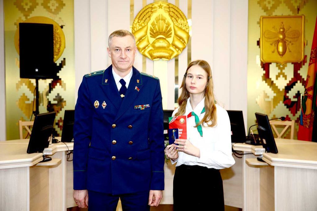 «Мы — граждане Беларуси!»: юным климовчанам вручили паспорта в преддверии Дня Конституции