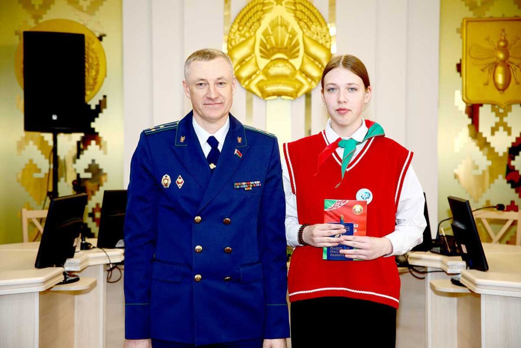 «Мы — граждане Беларуси!»: юным климовчанам вручили паспорта в преддверии Дня Конституции