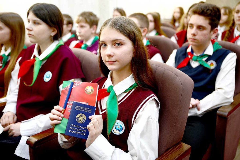 «Мы — граждане Беларуси!»: юным климовчанам вручили паспорта в преддверии Дня Конституции