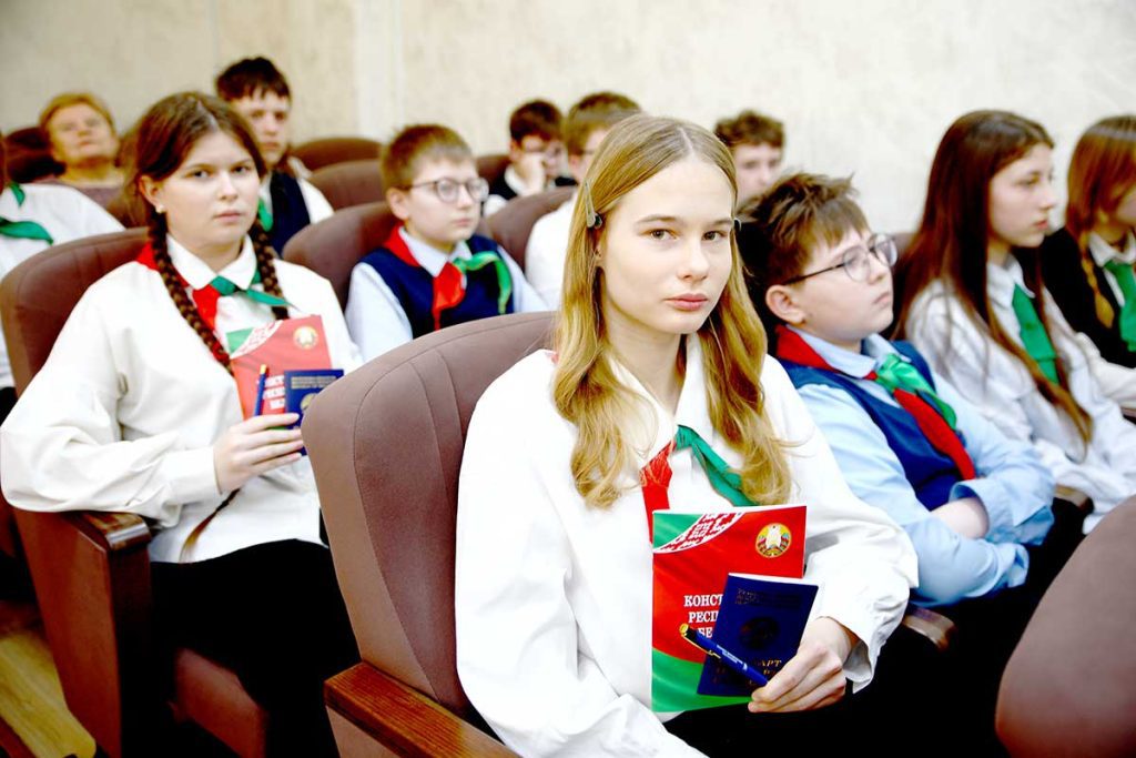 «Мы — граждане Беларуси!»: юным климовчанам вручили паспорта в преддверии Дня Конституции