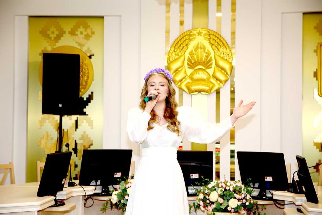 «Мы — граждане Беларуси!»: юным климовчанам вручили паспорта в преддверии Дня Конституции