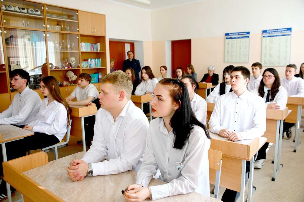 Глава Климовичского района Виктор Пугач встретился со школьниками и молодыми специалистами