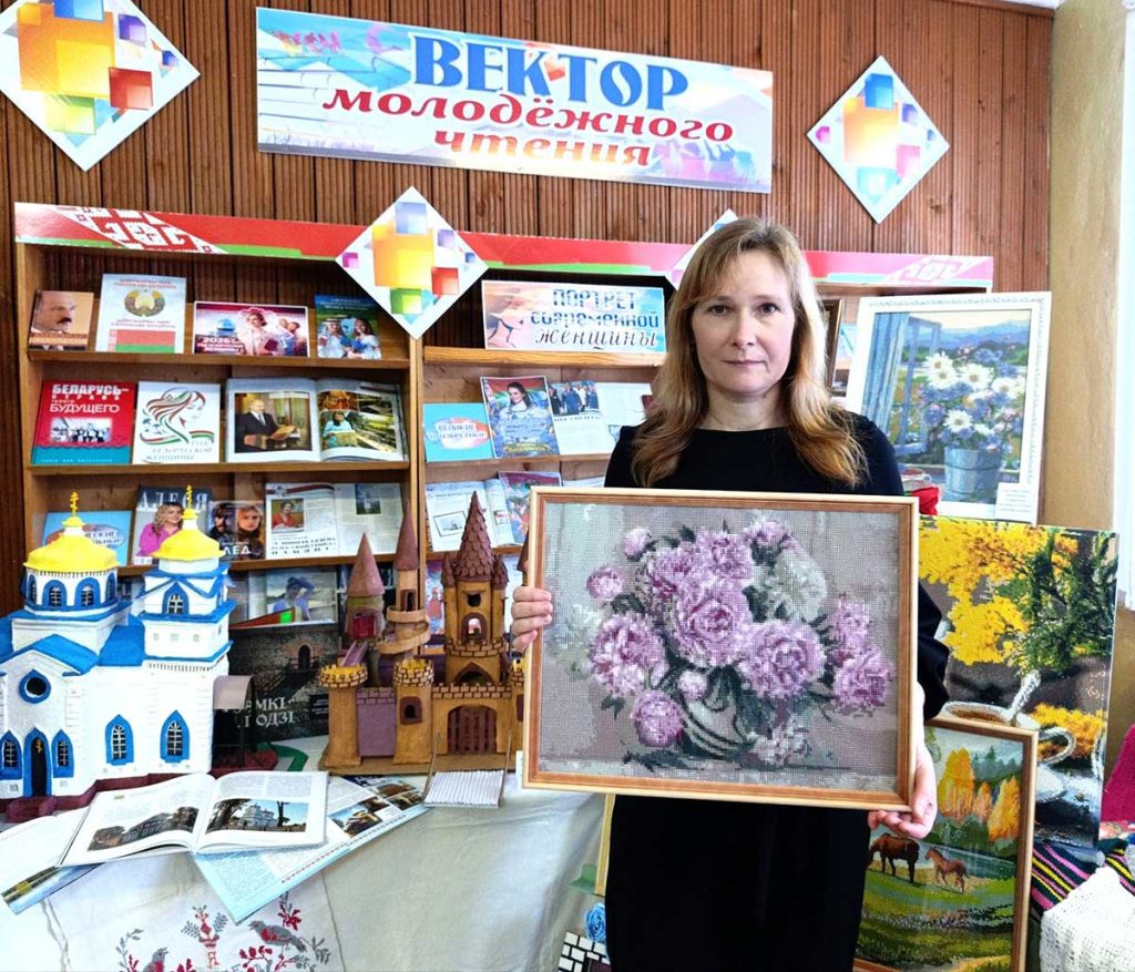 Выставка женского творчества открылась в Климовичской городской библиотеке №1