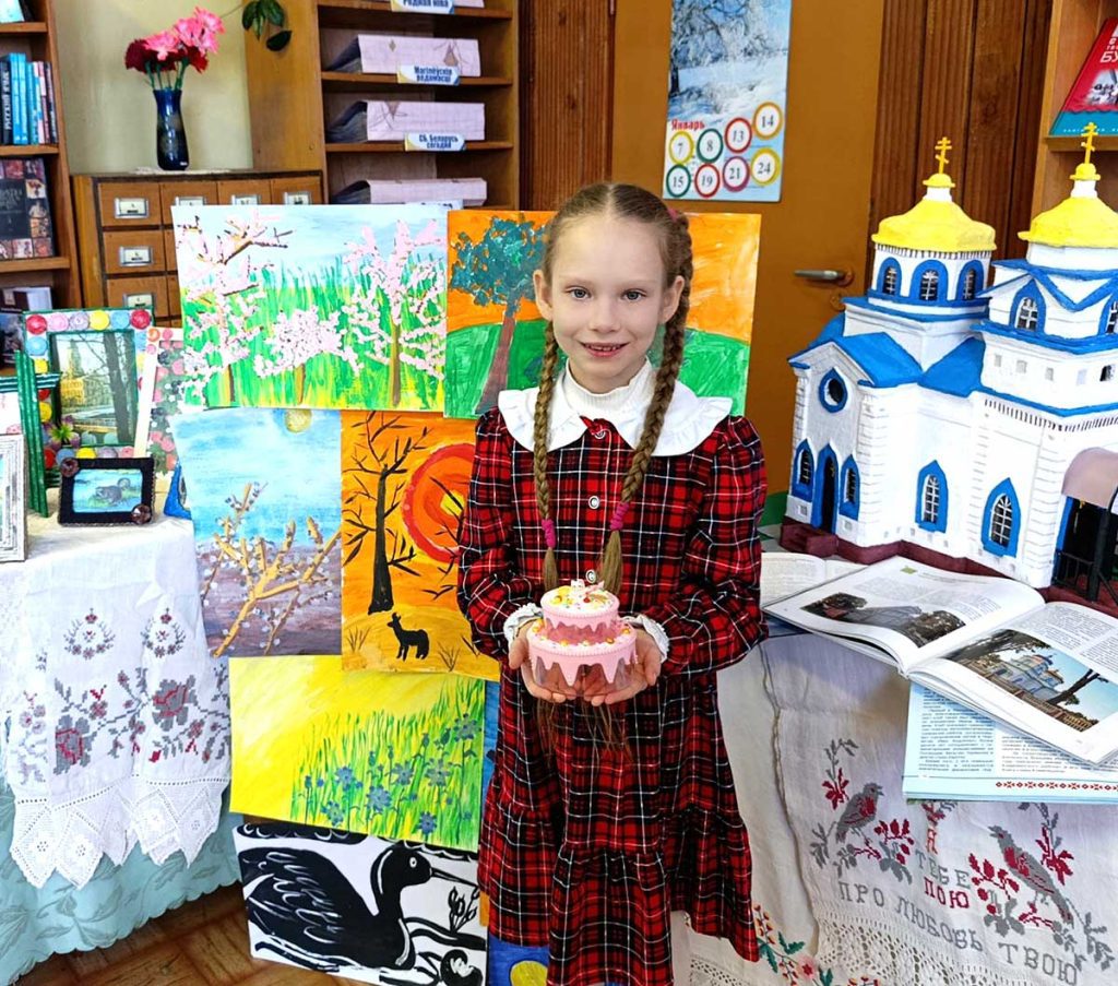 Выставка женского творчества открылась в Климовичской городской библиотеке №1