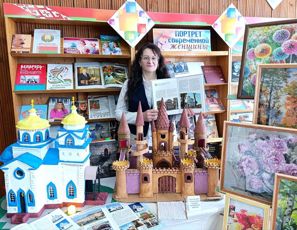 Выставка женского творчества открылась в Климовичской городской библиотеке №1
