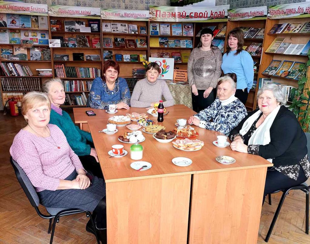 «Про любовь, весну и красоту»: в Тимоновской библиотеке тепло поздравили женщин в преддверии 8 Марта