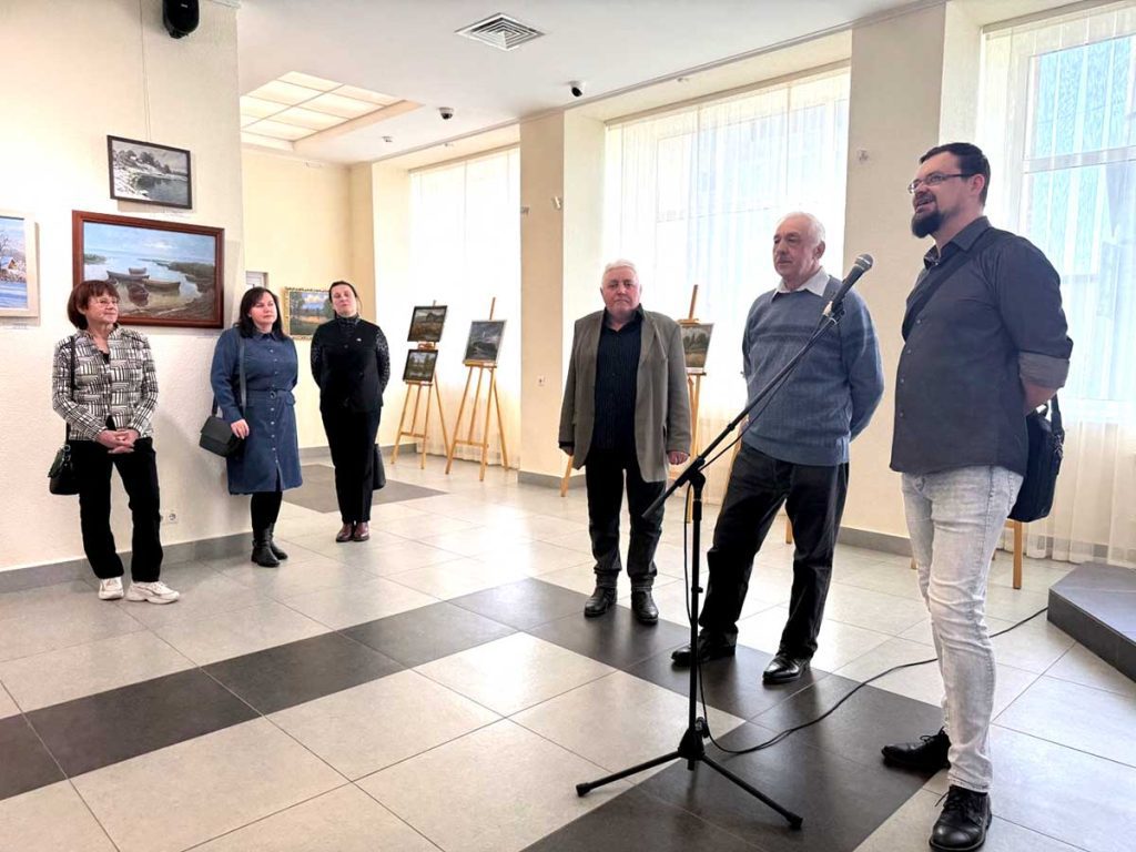 Климовчанин Леонид Ячнев представил свои работы на выставке в Могилеве