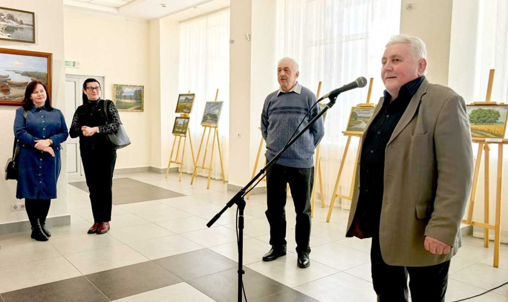 Климовчанин Леонид Ячнев представил свои работы на выставке в Могилеве