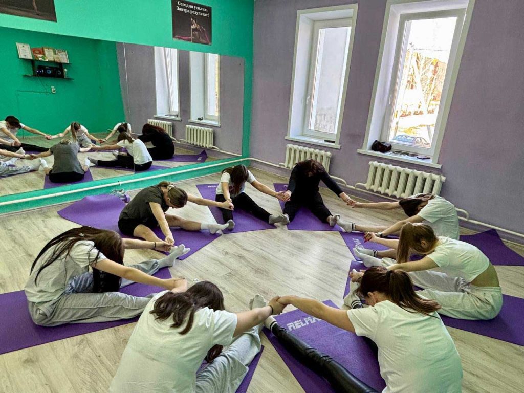 «Могилевщина — твой старт»: фитнес-зарядку для молодых специалистов провели в Климовичах