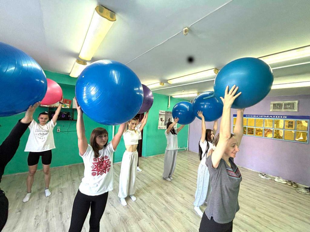 «Могилевщина — твой старт»: фитнес-зарядку для молодых специалистов провели в Климовичах