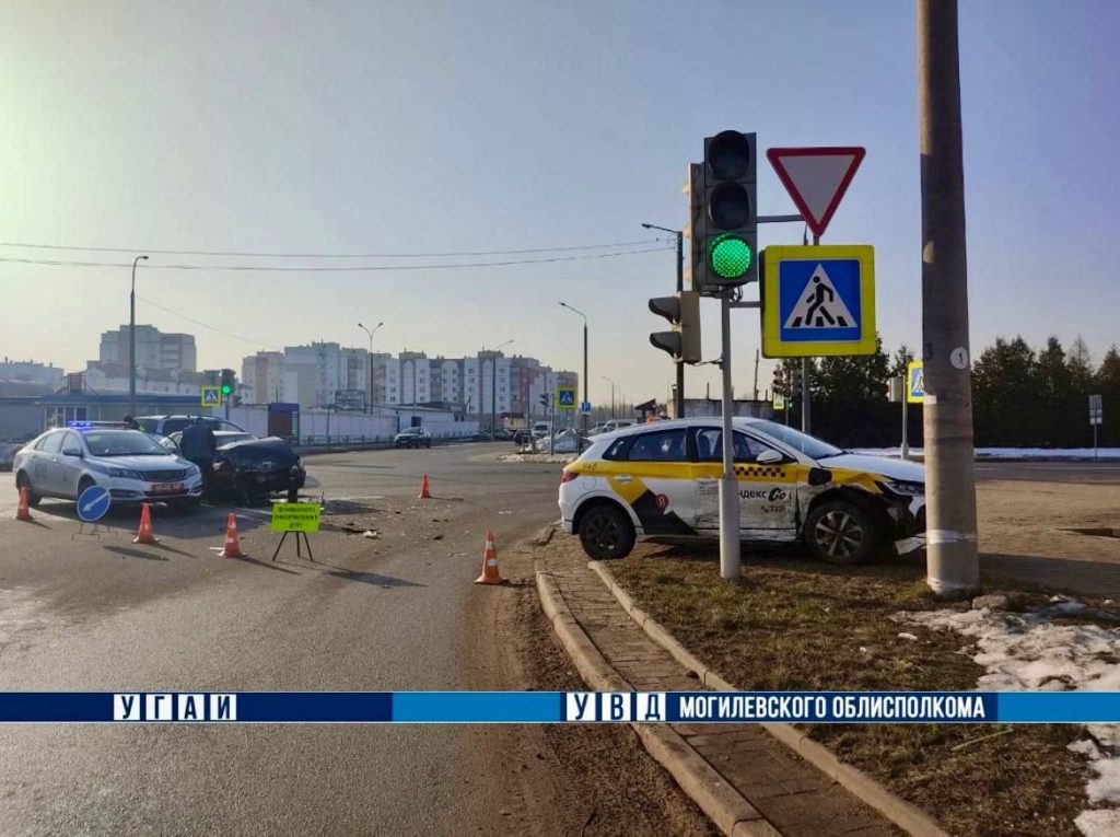 В Бобруйске столкнулись BYD и Audi: травмирован ребенок