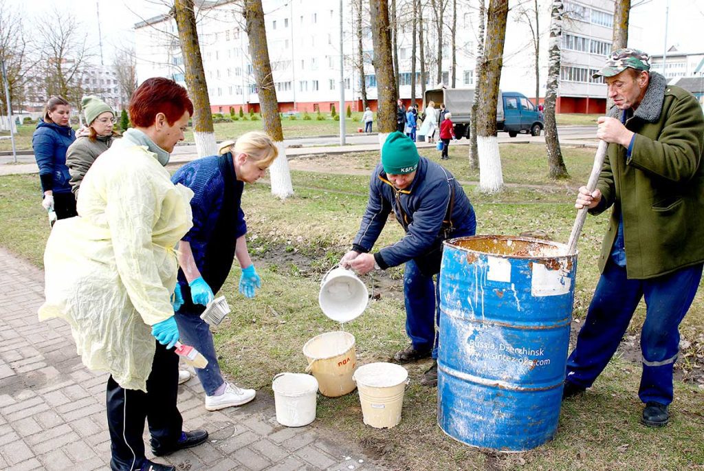Жители Климовщины наводят порядок в парках и на улицах населенных пунктов