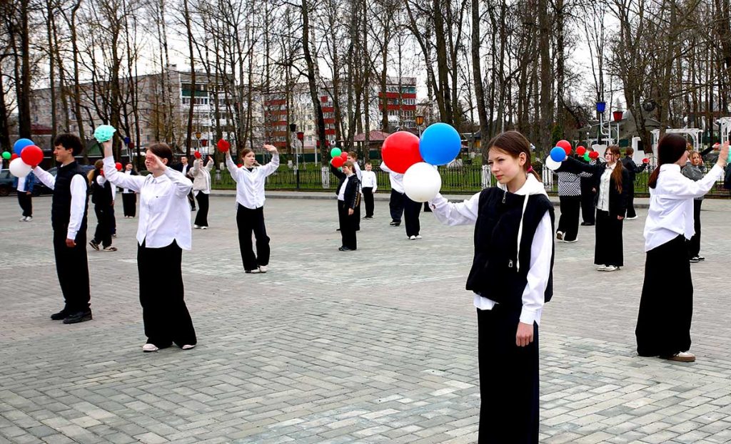 Молодежный флешмоб ко Дню единения народов Беларуси и России провели в Климовичах