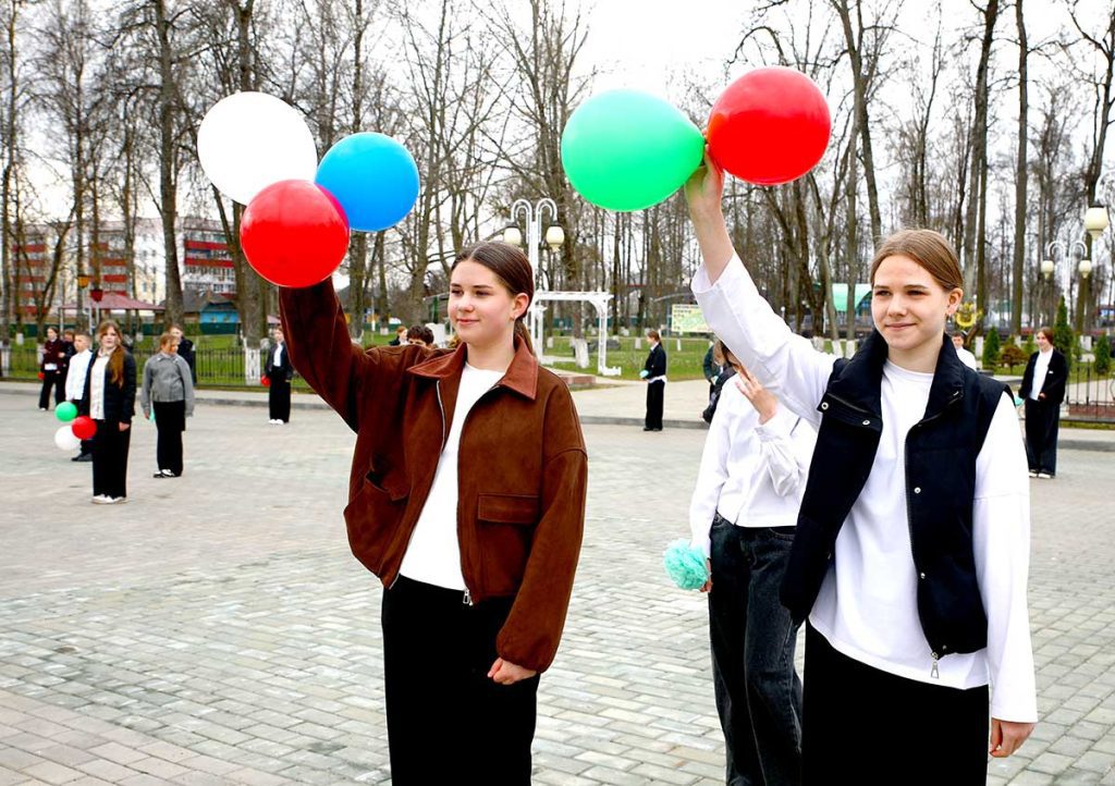 Молодежный флешмоб ко Дню единения народов Беларуси и России провели в Климовичах