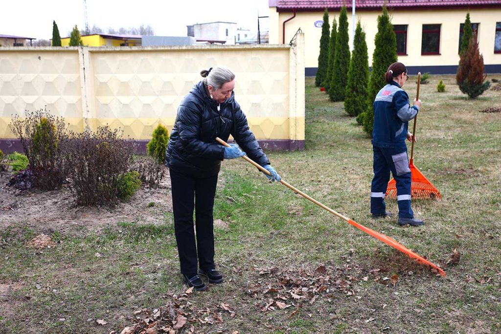 Жители Климовщины наводят порядок в парках и на улицах населенных пунктов