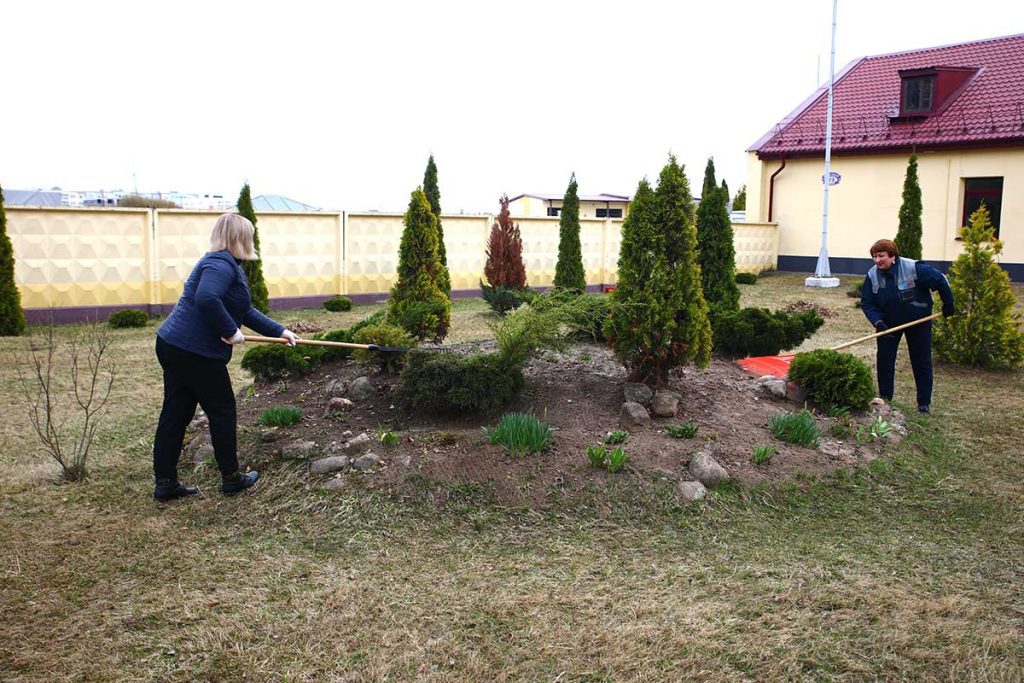 Жители Климовщины наводят порядок в парках и на улицах населенных пунктов